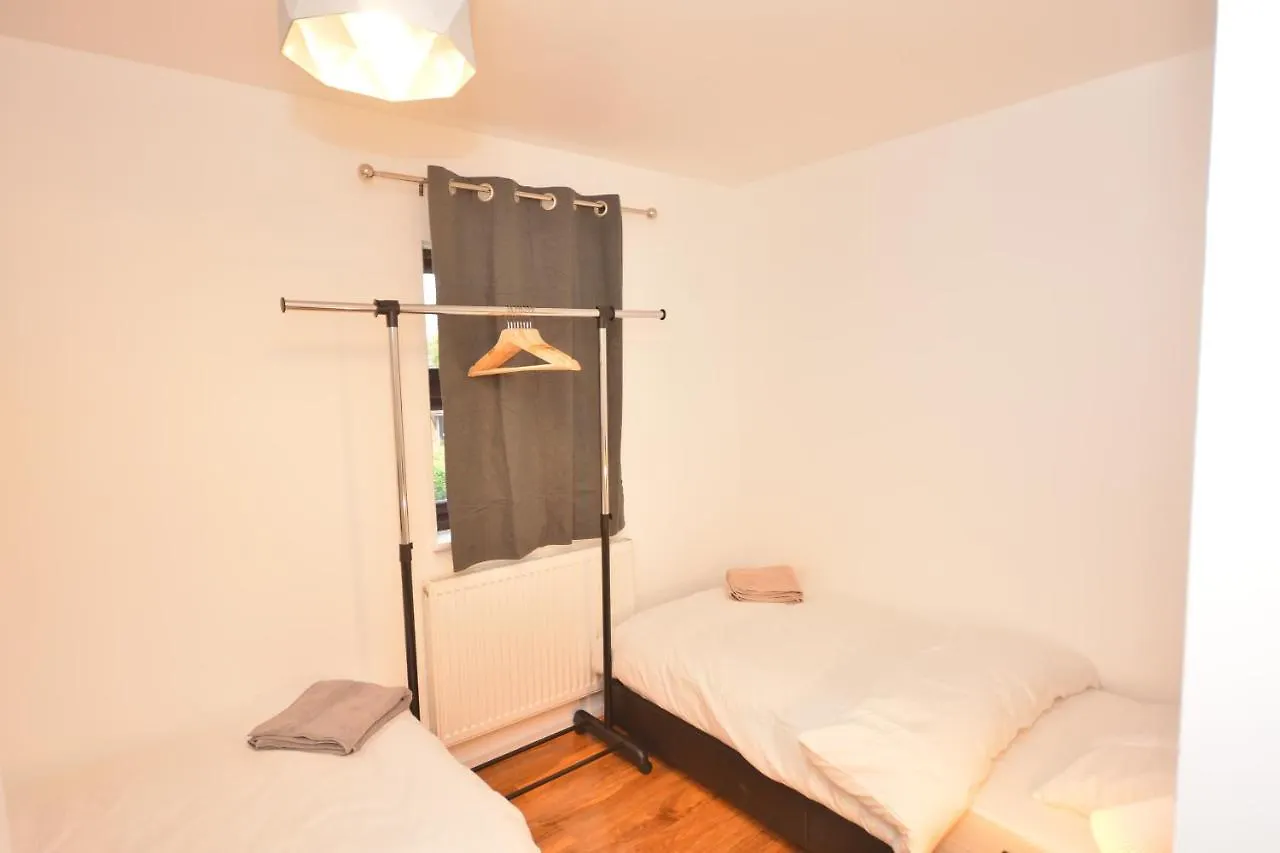 Newly Refurbished 3 Bedroom House לונדון דירה